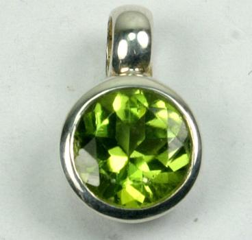 Silber Anhänger mit Peridot 7x7mm