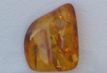 Trommelstein-Anhänger gebohrt - Steinsorte Bernstein, klein (ca. 2,5 cm)