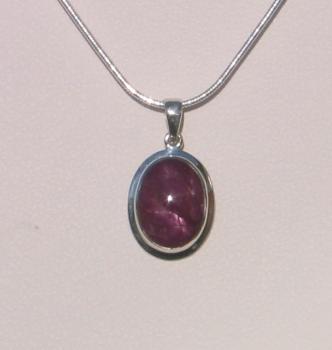 Cabochon-Anhänger Sternrubin mit Silbereinfassung (ca. 33 mm x 18 mm x 9 mm)