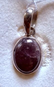 Cabochon-Anhänger Sternrubin mit Silbereinfassung (ca. 12 mm x 10 mm x 7 mm)