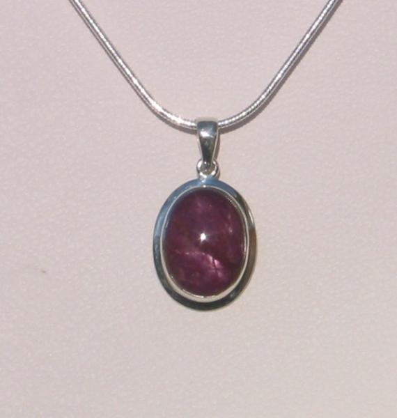Cabochon-Anhänger Sternrubin mit Silbereinfassung (ca. 33 mm x 18 mm x 9 mm)
